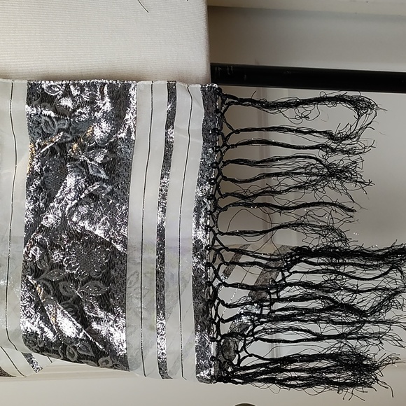 Silver thread and Silk scarf - Picture 2 of 9